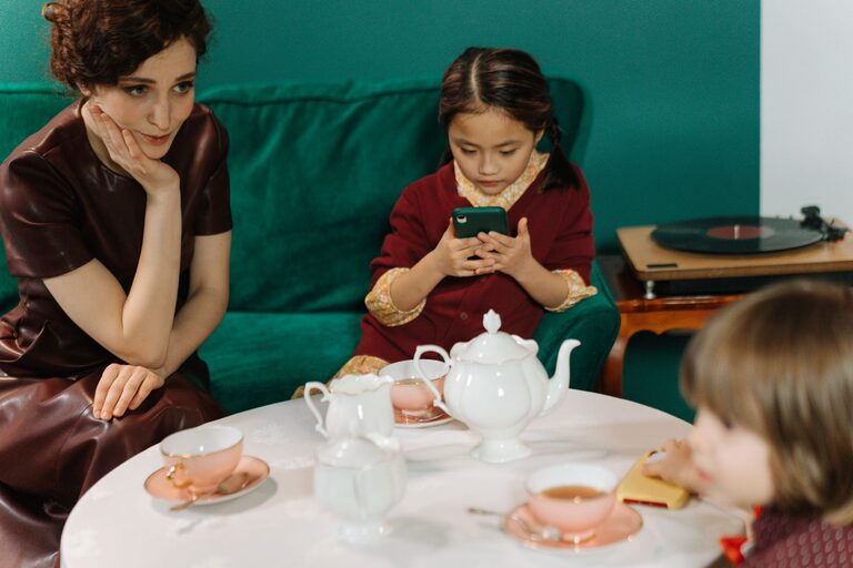 Cómo aprovechar al máximo las redes sociales para mantener el contacto con amigos y familiares