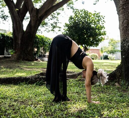 Beneficios del yoga y ejercicios suaves para mejorar movilidad y equilibrio
