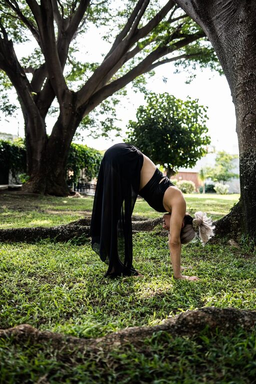 Beneficios del yoga y ejercicios suaves para mejorar movilidad y equilibrio